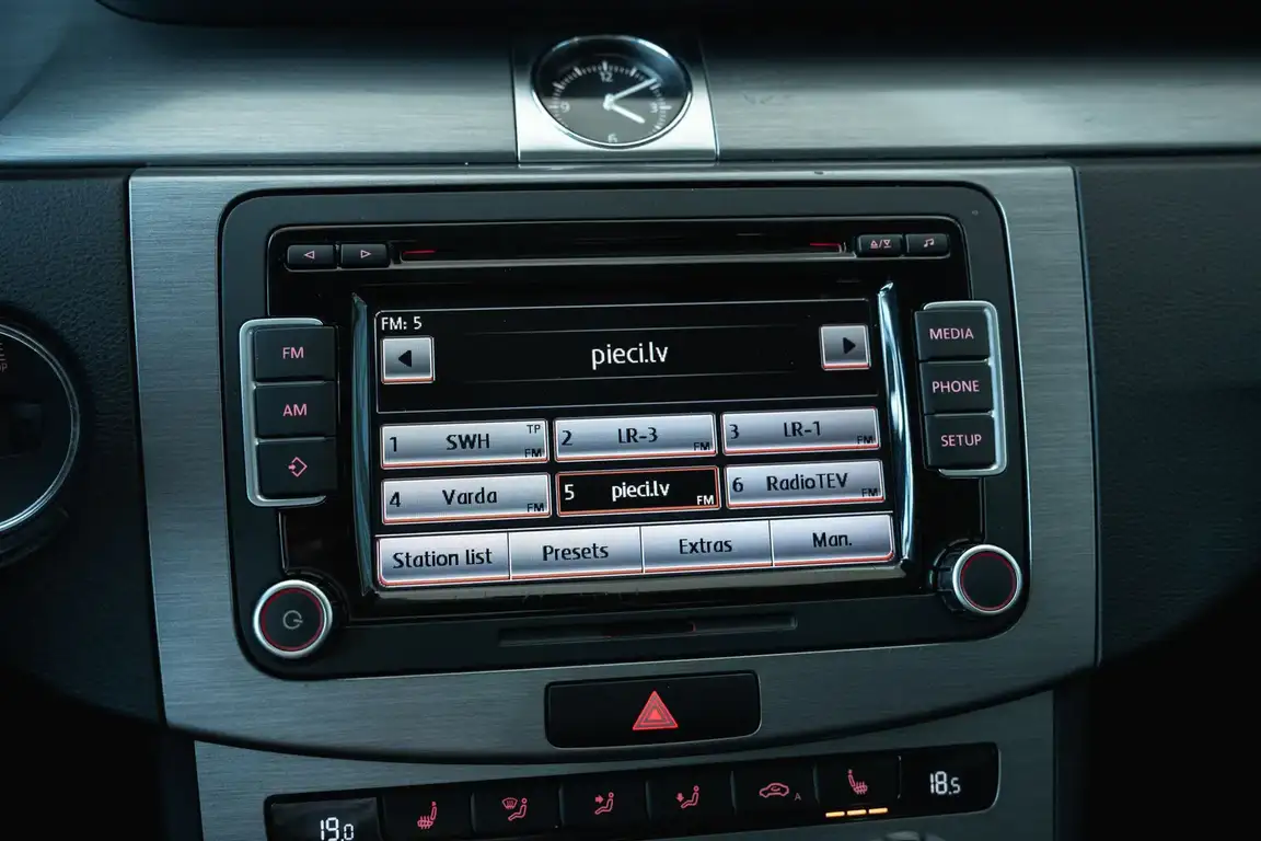 VOLKSWAGEN PASSAT