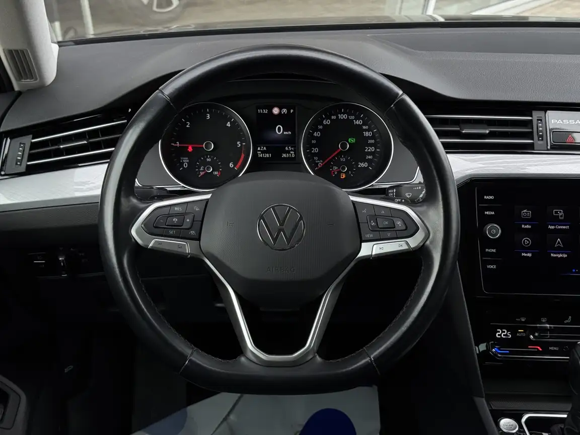 VOLKSWAGEN PASSAT