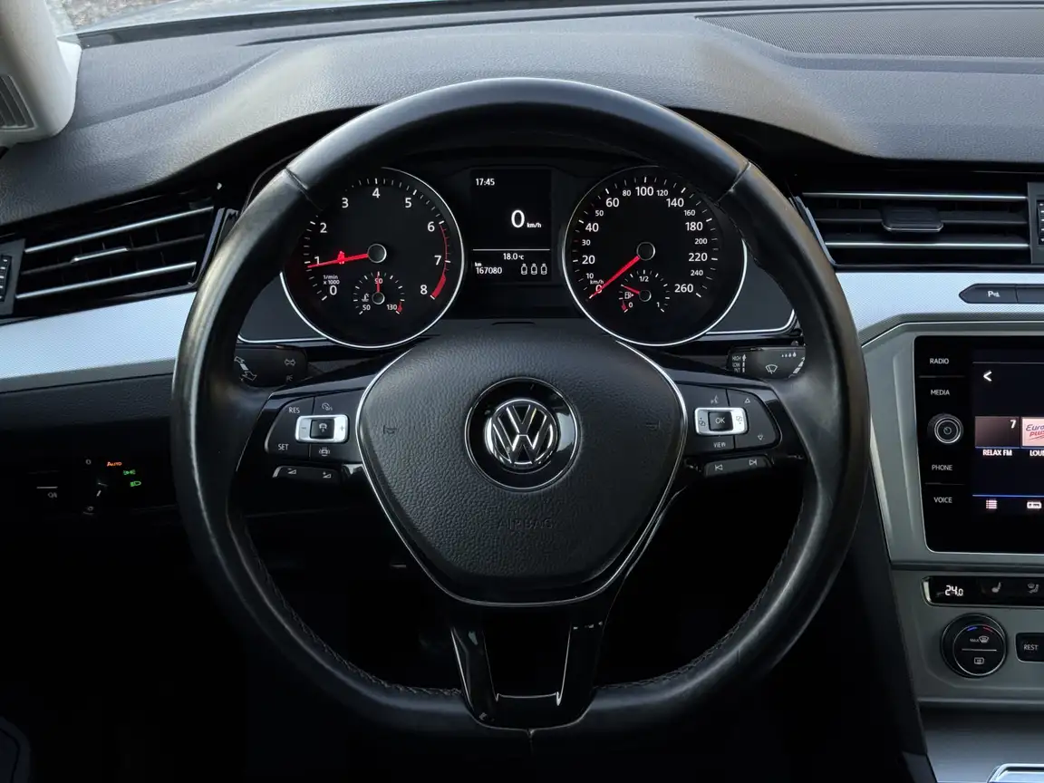 VOLKSWAGEN PASSAT