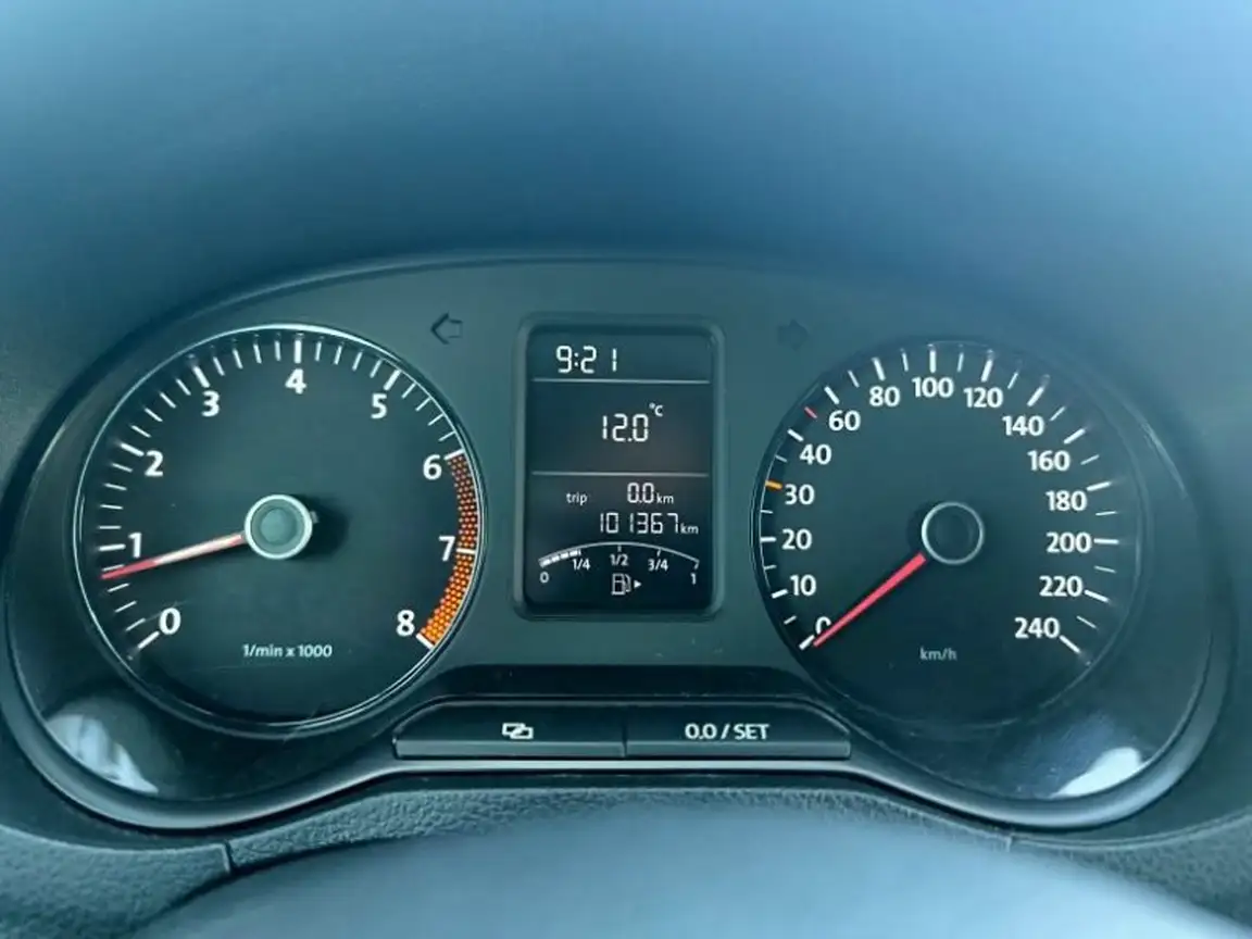 VOLKSWAGEN POLO