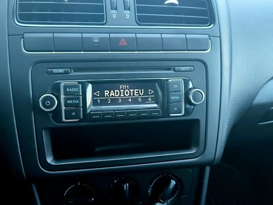 VOLKSWAGEN POLO