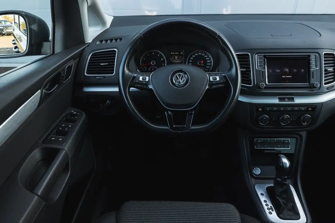 VOLKSWAGEN SHARAN