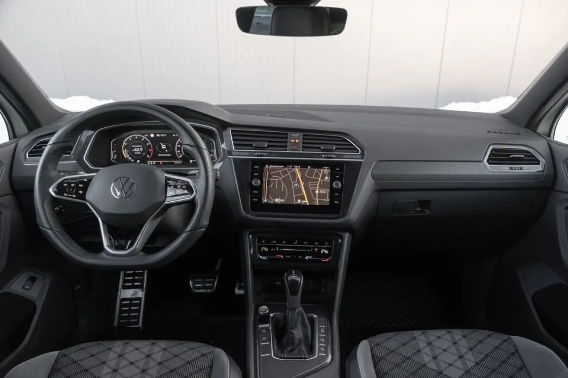 VOLKSWAGEN TIGUAN