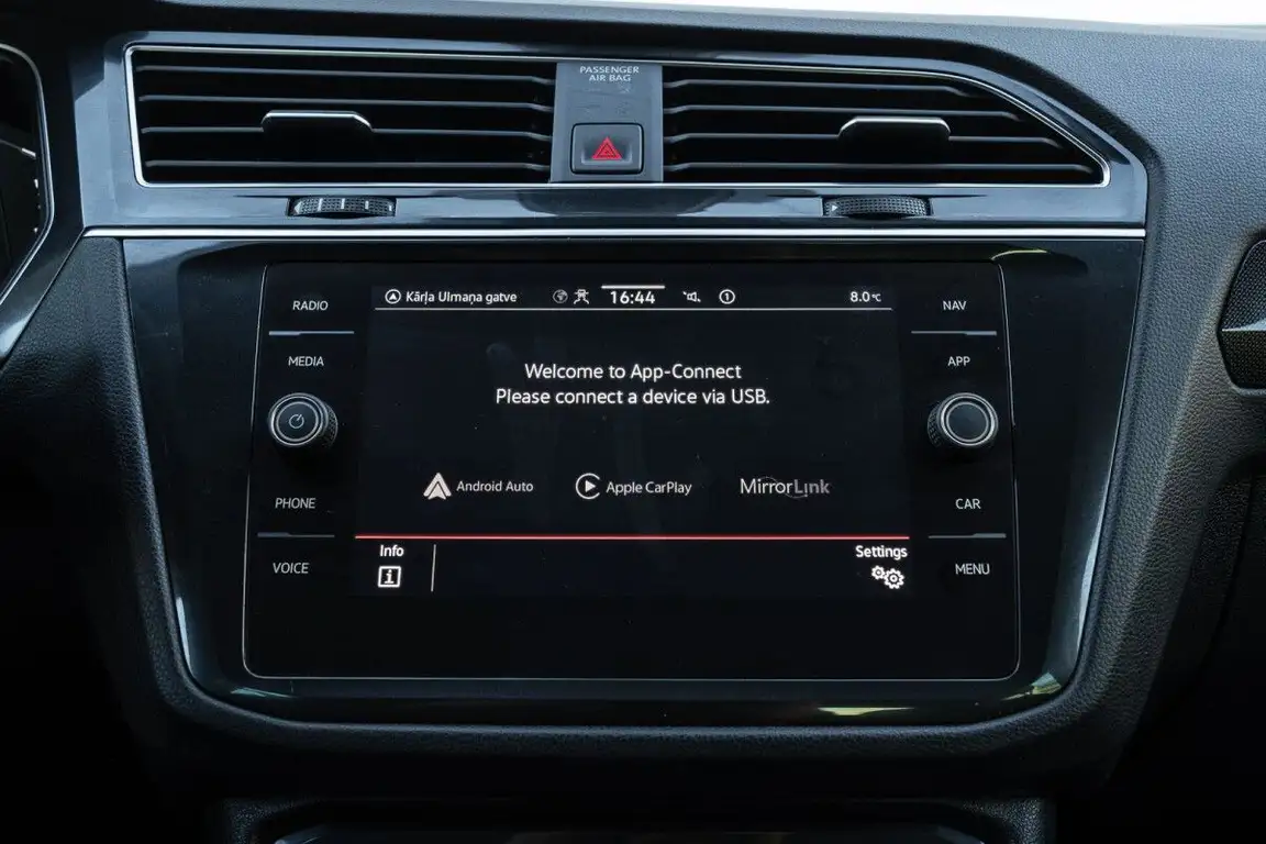 VOLKSWAGEN TIGUAN