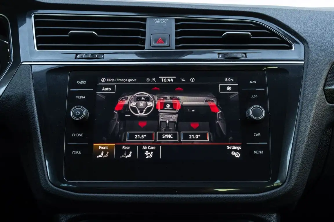 VOLKSWAGEN TIGUAN