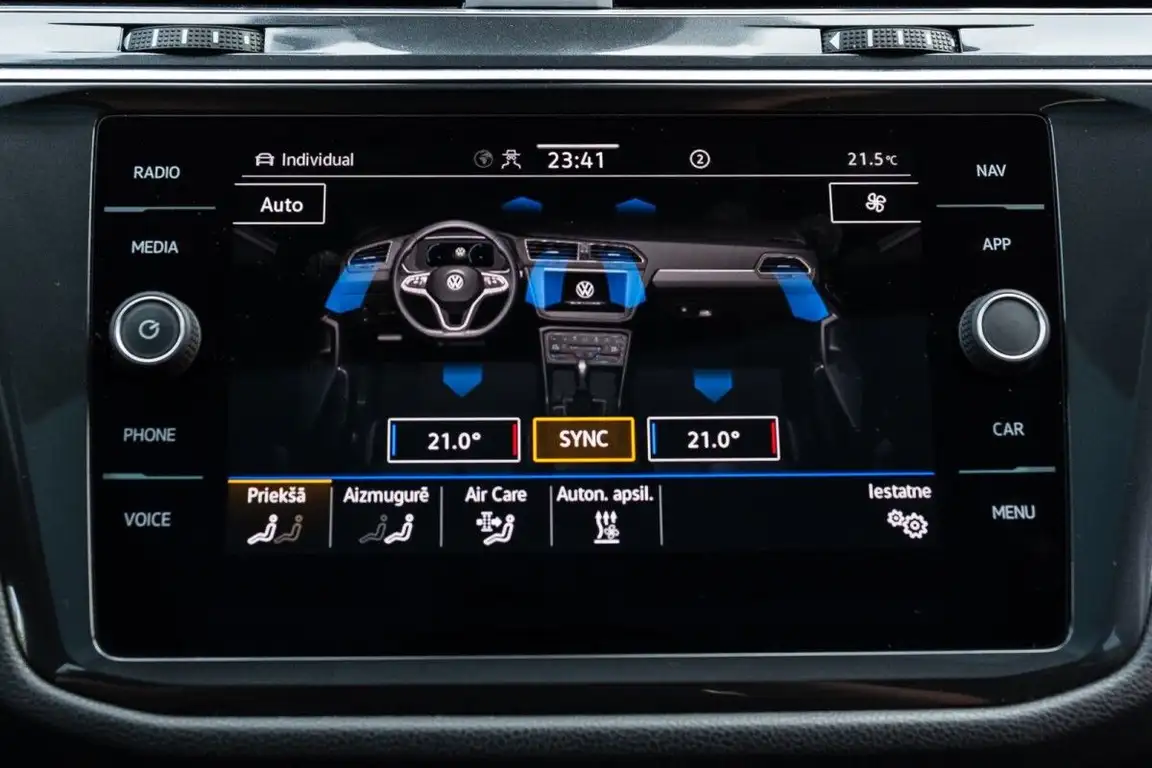 VOLKSWAGEN TIGUAN
