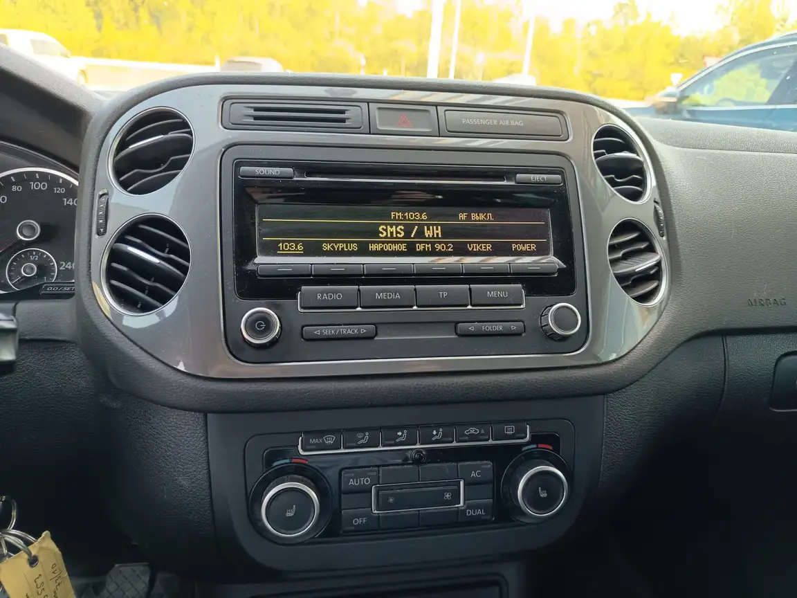 VOLKSWAGEN TIGUAN