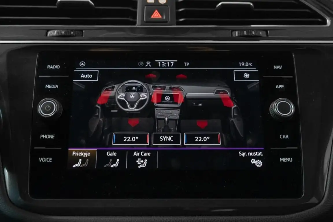 VOLKSWAGEN TIGUAN