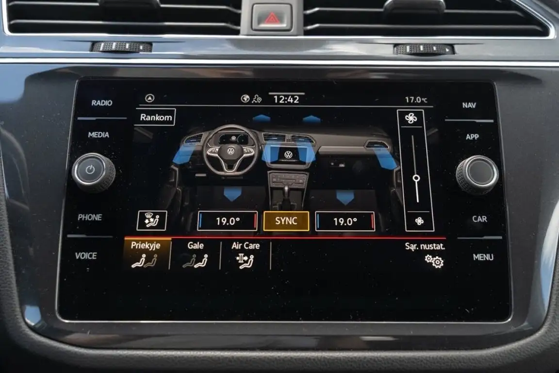VOLKSWAGEN TIGUAN