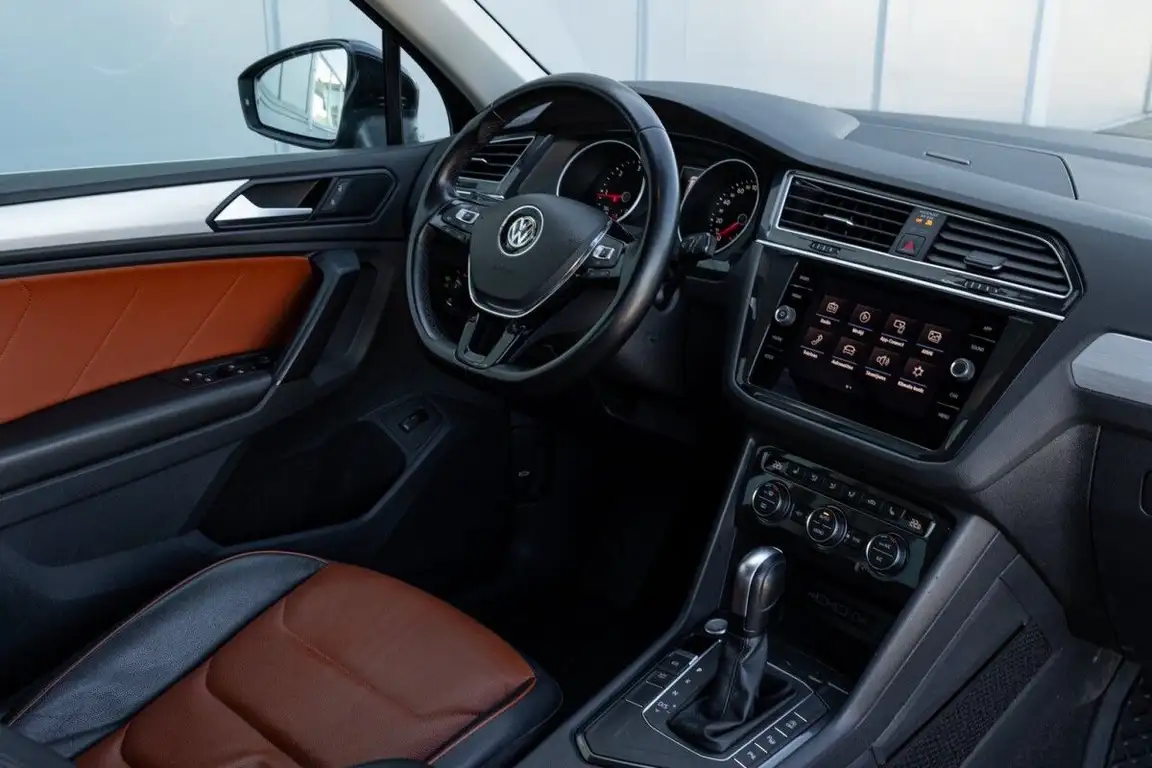 VOLKSWAGEN TIGUAN