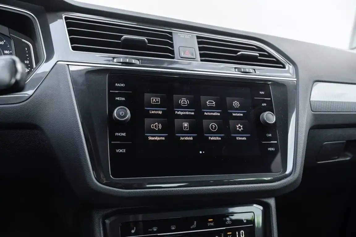 VOLKSWAGEN TIGUAN