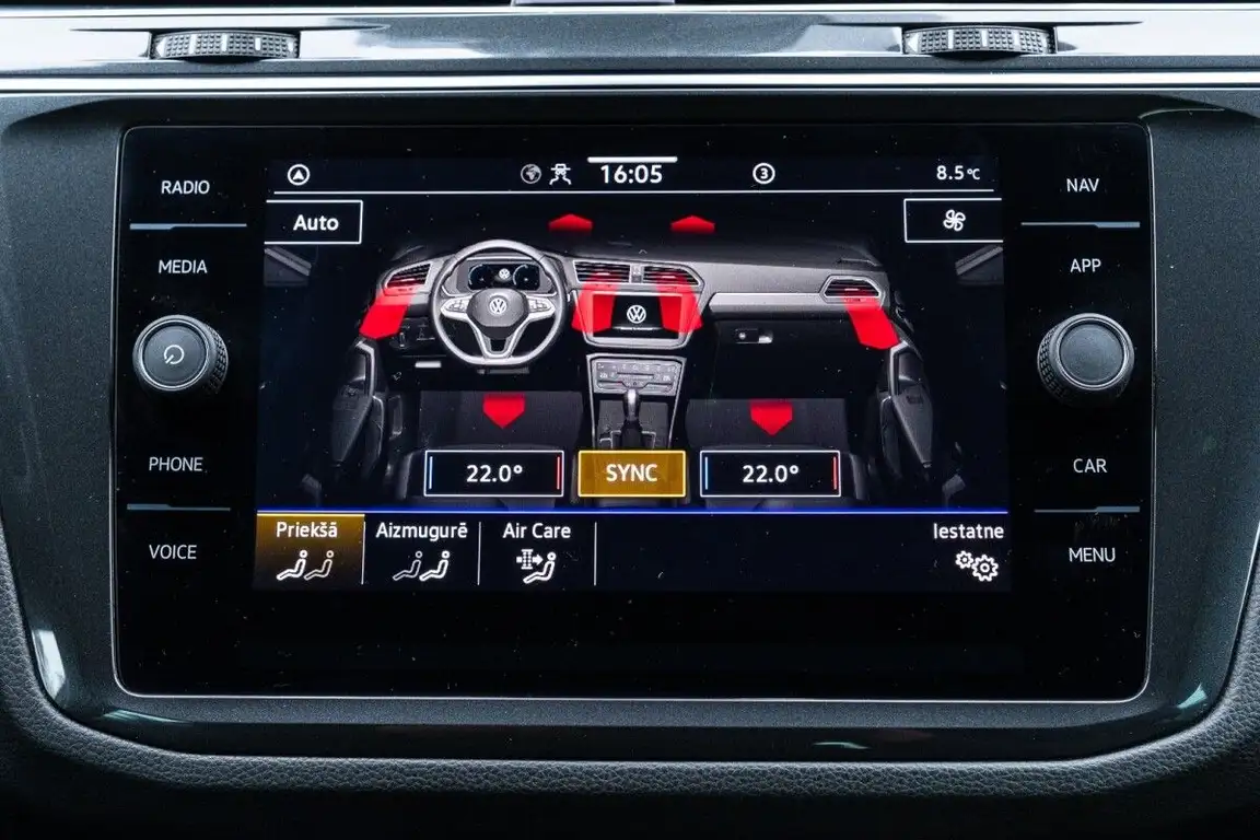 VOLKSWAGEN TIGUAN