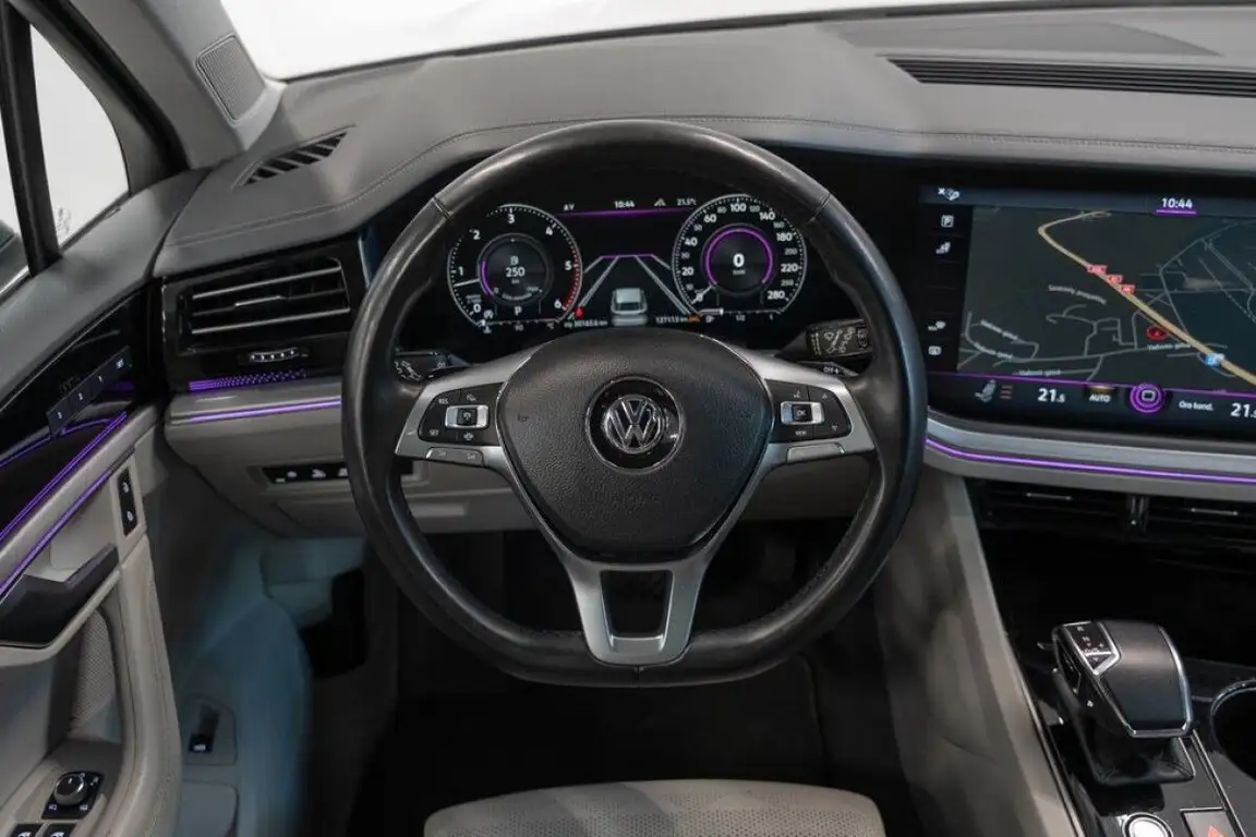 VOLKSWAGEN TOUAREG