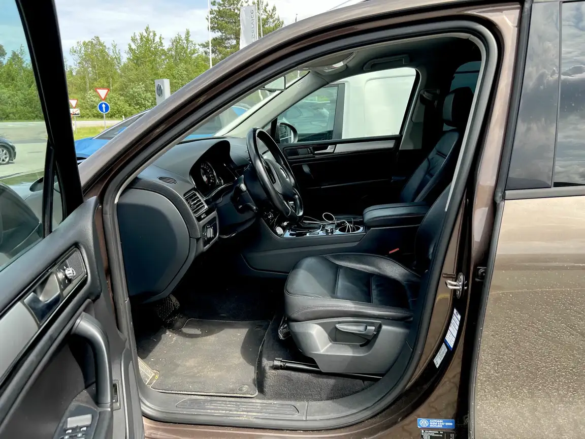 VOLKSWAGEN TOUAREG