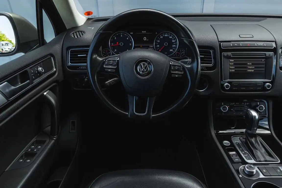 VOLKSWAGEN TOUAREG