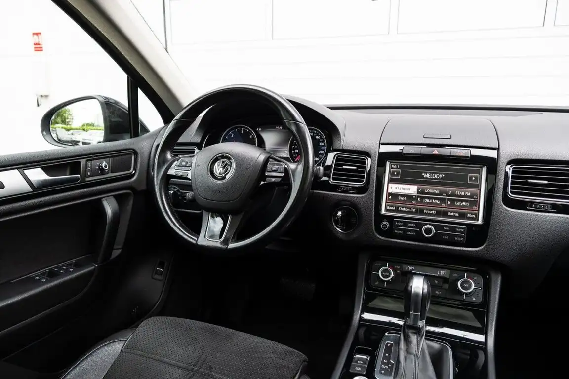 VOLKSWAGEN TOUAREG