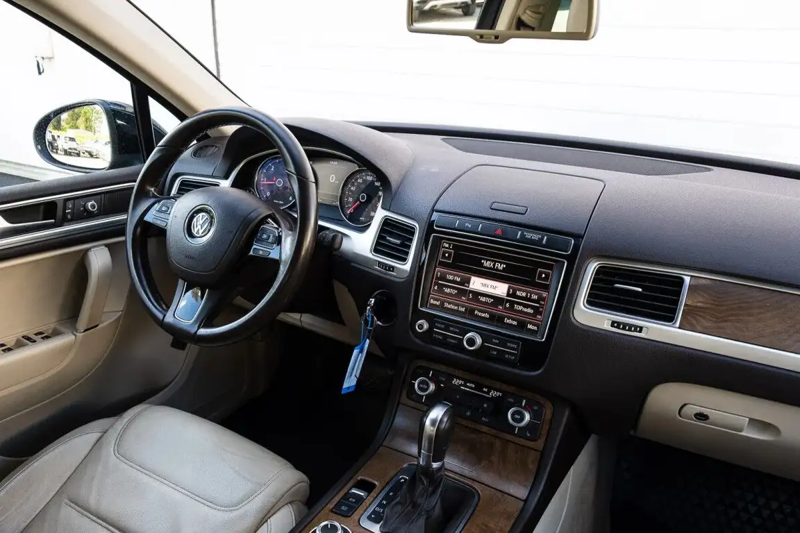 VOLKSWAGEN TOUAREG