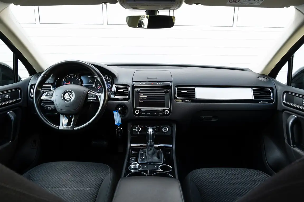 VOLKSWAGEN TOUAREG