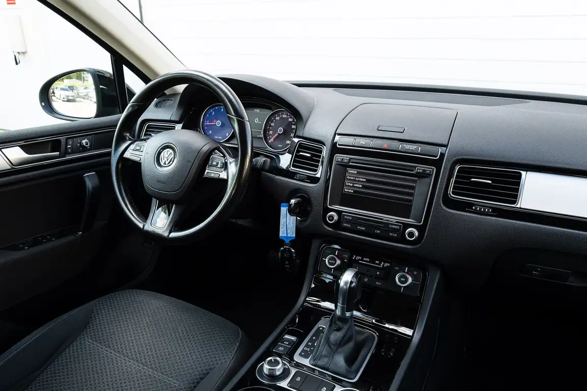 VOLKSWAGEN TOUAREG