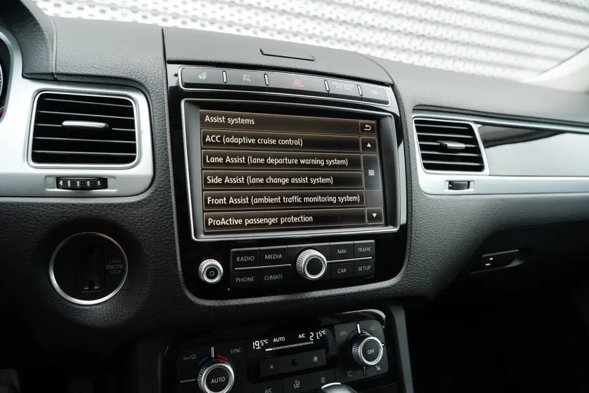 VOLKSWAGEN TOUAREG