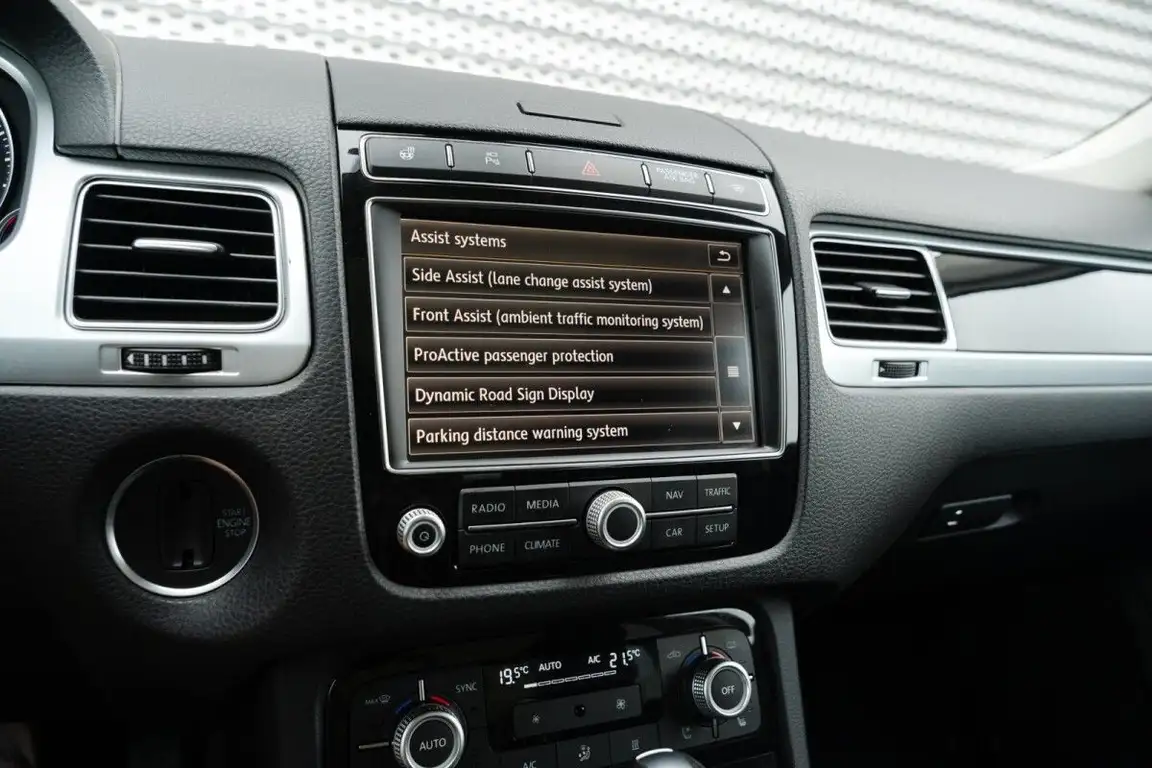 VOLKSWAGEN TOUAREG