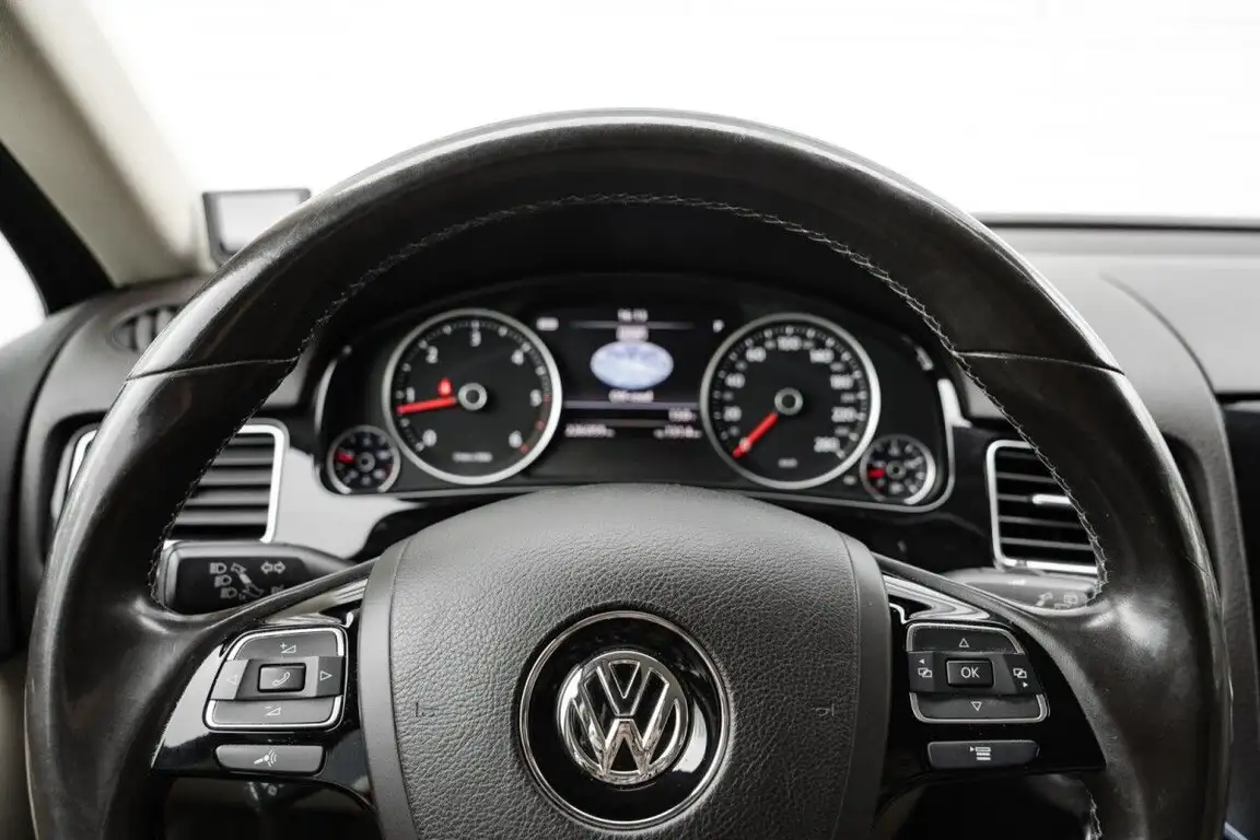 VOLKSWAGEN TOUAREG