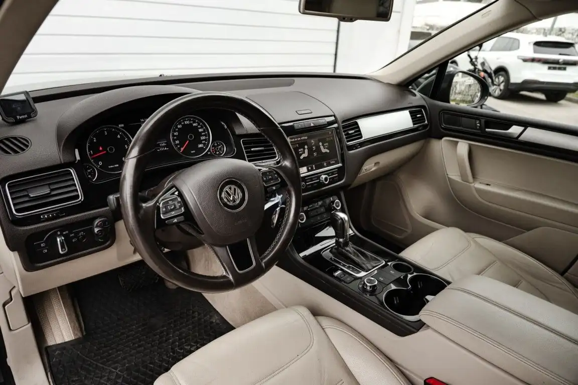 VOLKSWAGEN TOUAREG