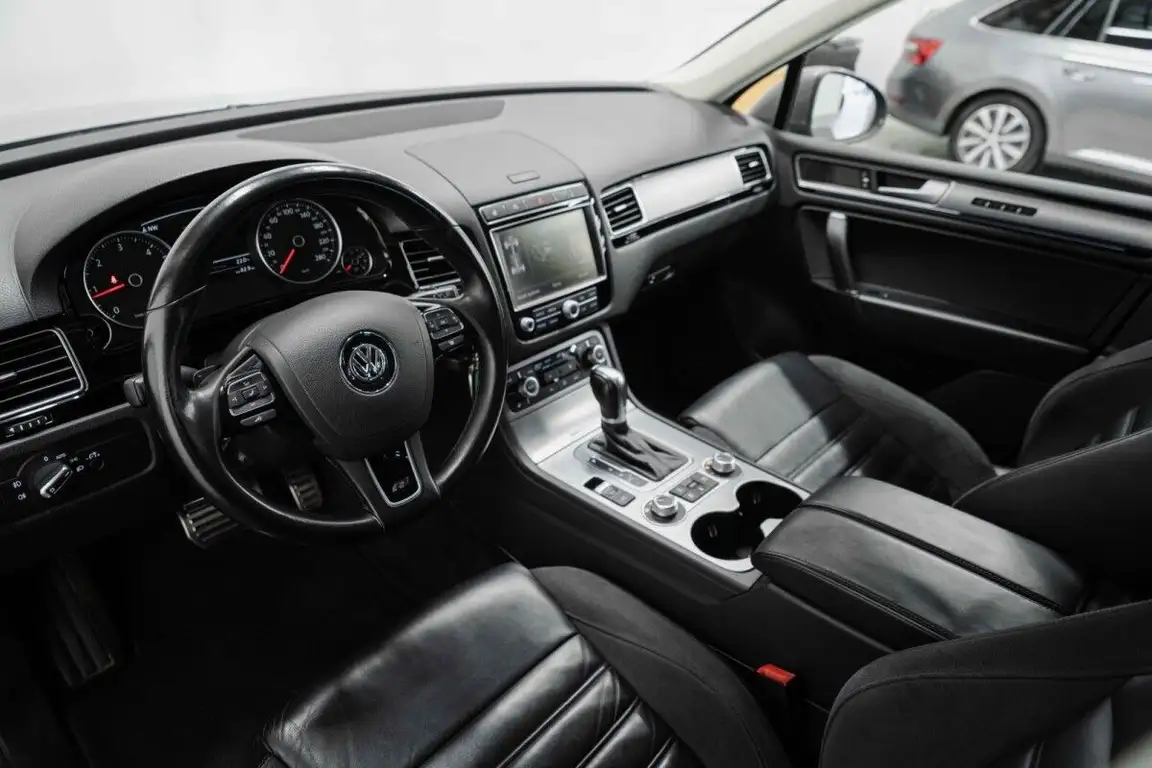 VOLKSWAGEN TOUAREG