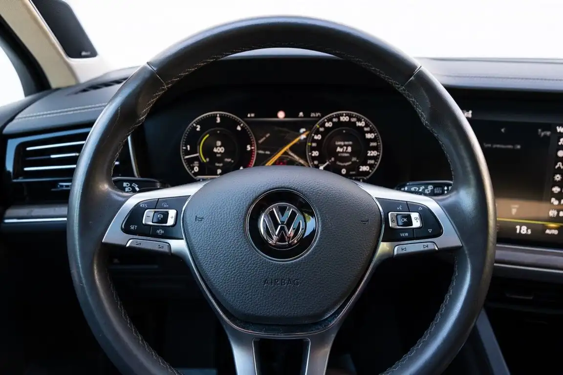 VOLKSWAGEN TOUAREG