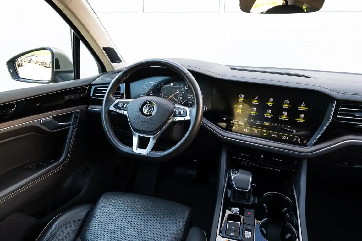 VOLKSWAGEN TOUAREG