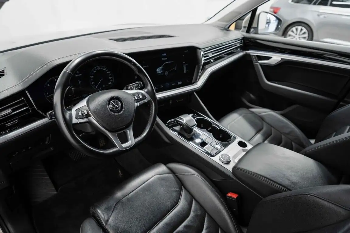 VOLKSWAGEN TOUAREG