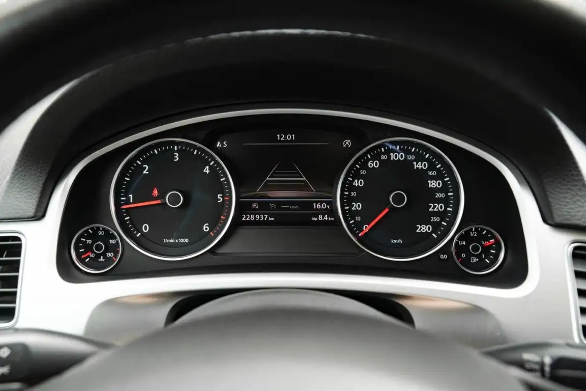 VOLKSWAGEN TOUAREG