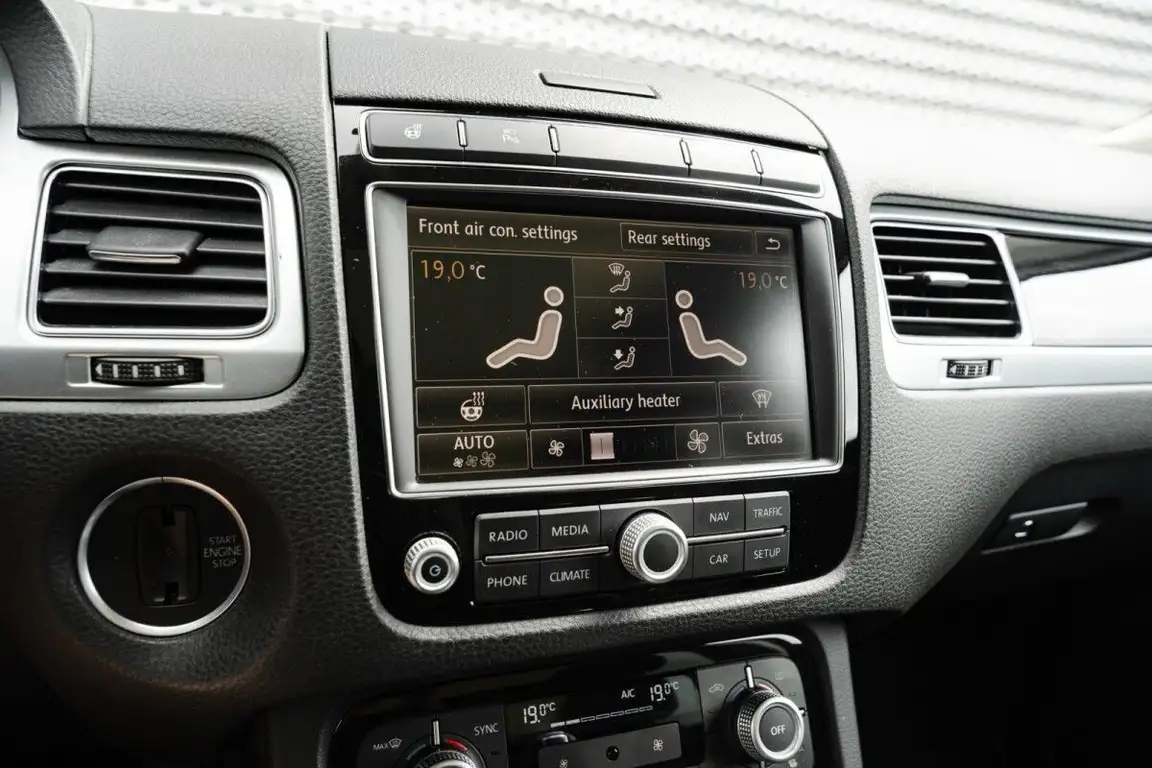 VOLKSWAGEN TOUAREG