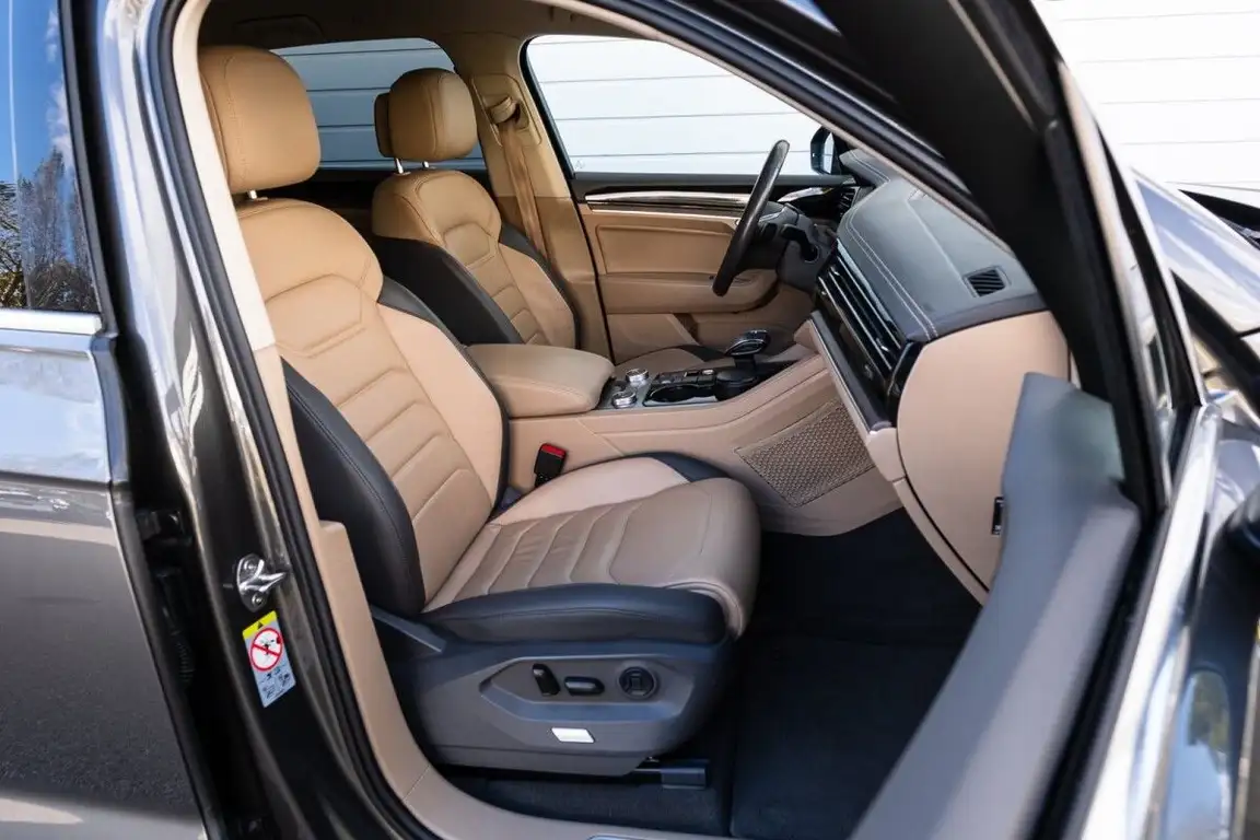 VOLKSWAGEN TOUAREG