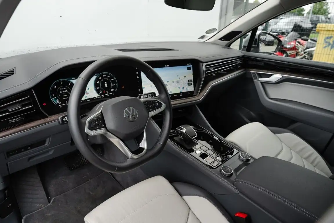 VOLKSWAGEN TOUAREG