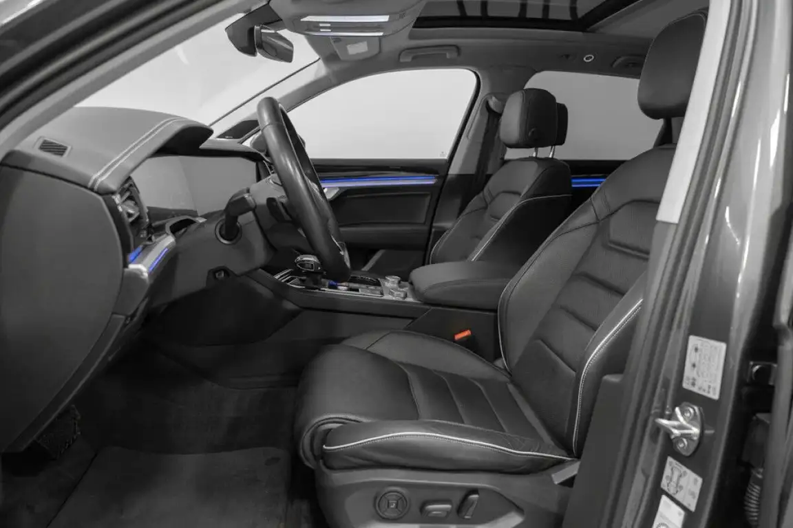 VOLKSWAGEN TOUAREG