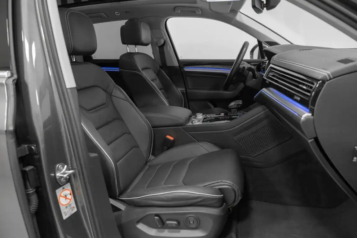 VOLKSWAGEN TOUAREG