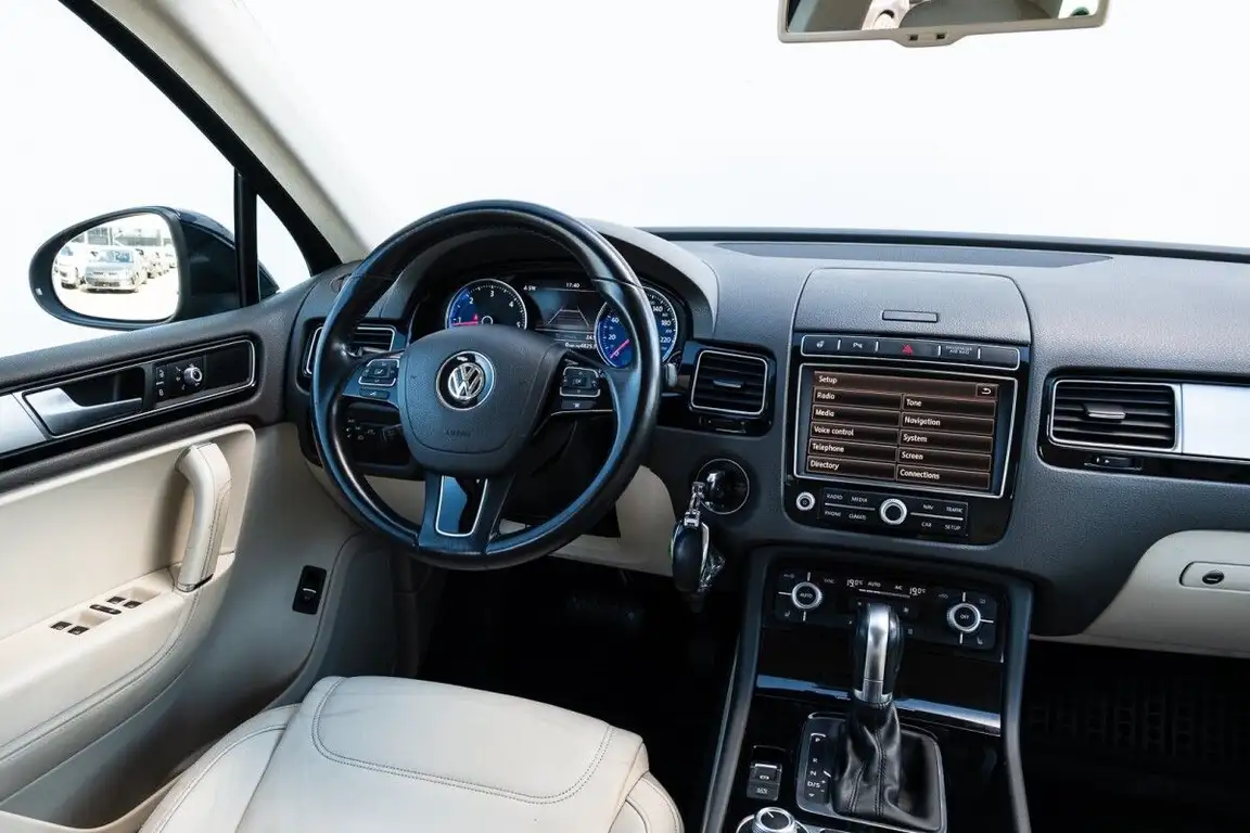VOLKSWAGEN TOUAREG
