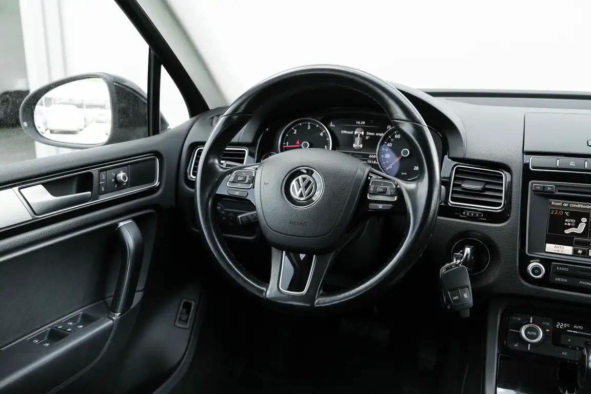 VOLKSWAGEN TOUAREG