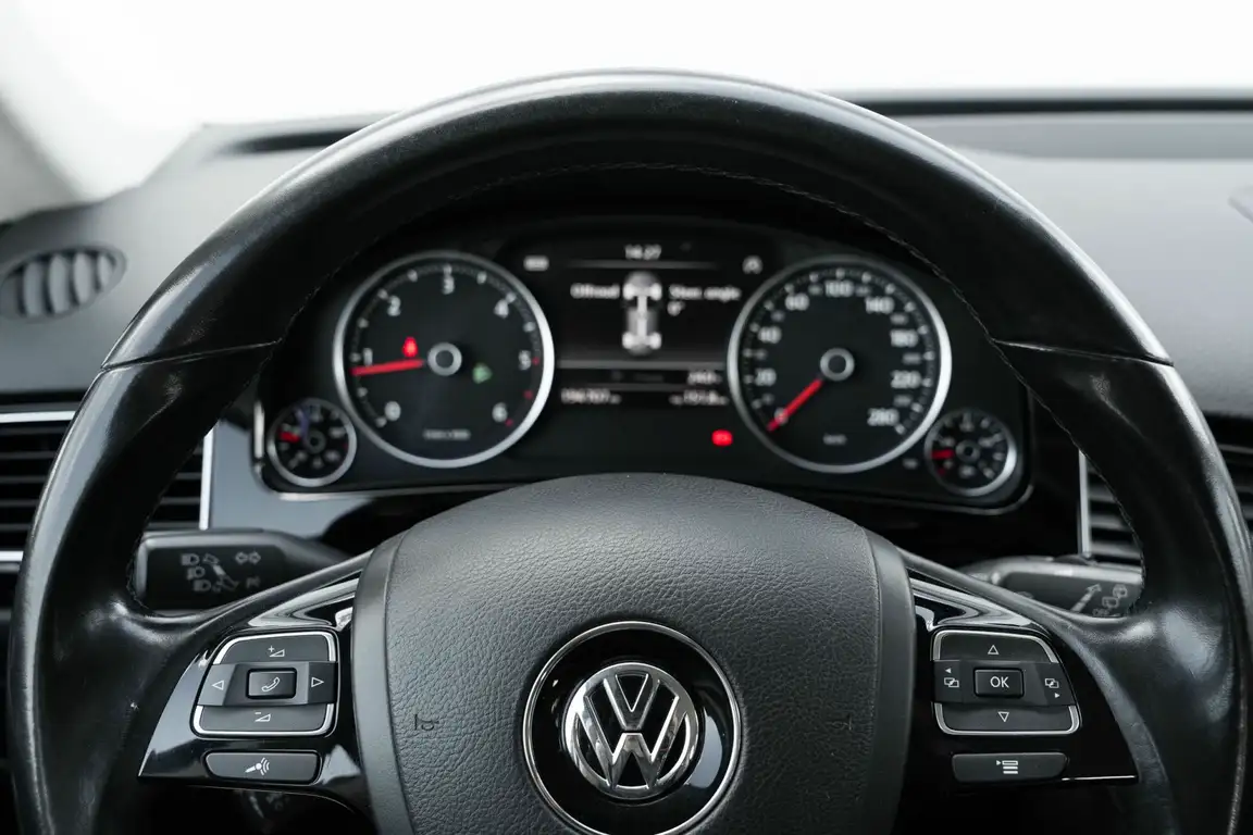 VOLKSWAGEN TOUAREG