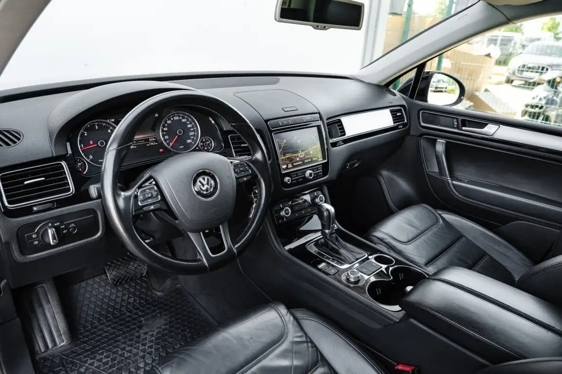 VOLKSWAGEN TOUAREG