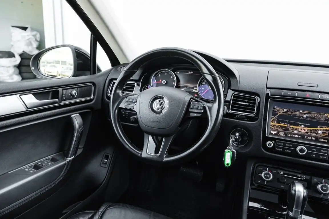 VOLKSWAGEN TOUAREG