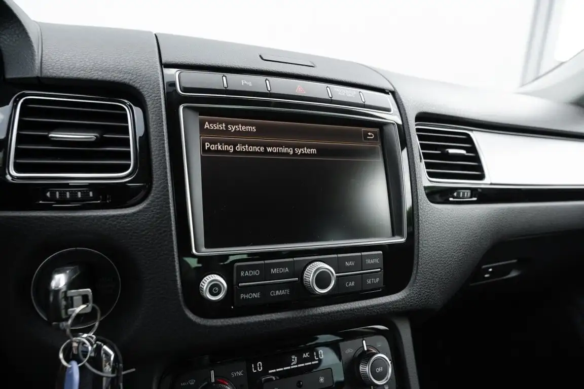 VOLKSWAGEN TOUAREG