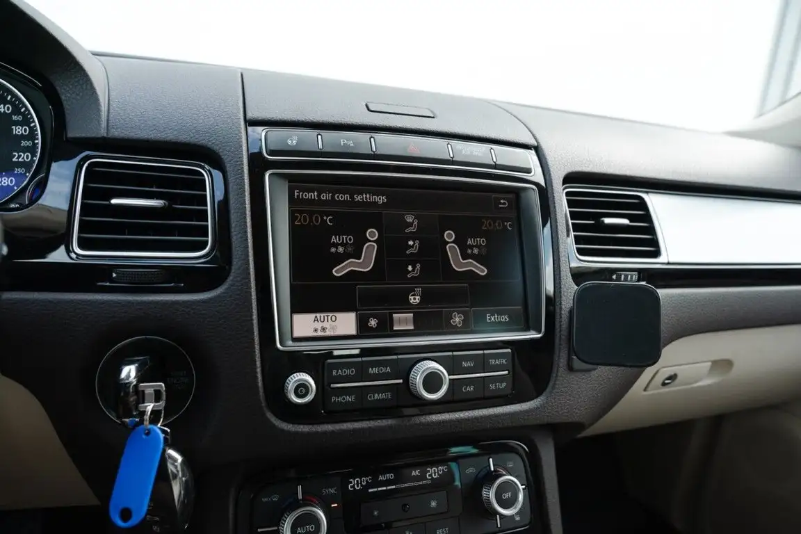 VOLKSWAGEN TOUAREG