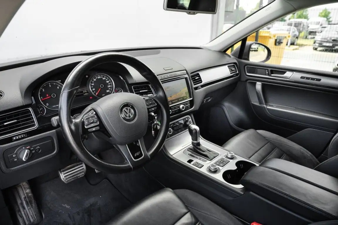 VOLKSWAGEN TOUAREG