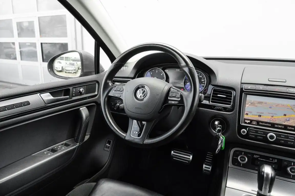 VOLKSWAGEN TOUAREG