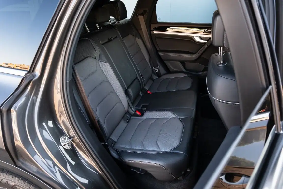 VOLKSWAGEN TOUAREG