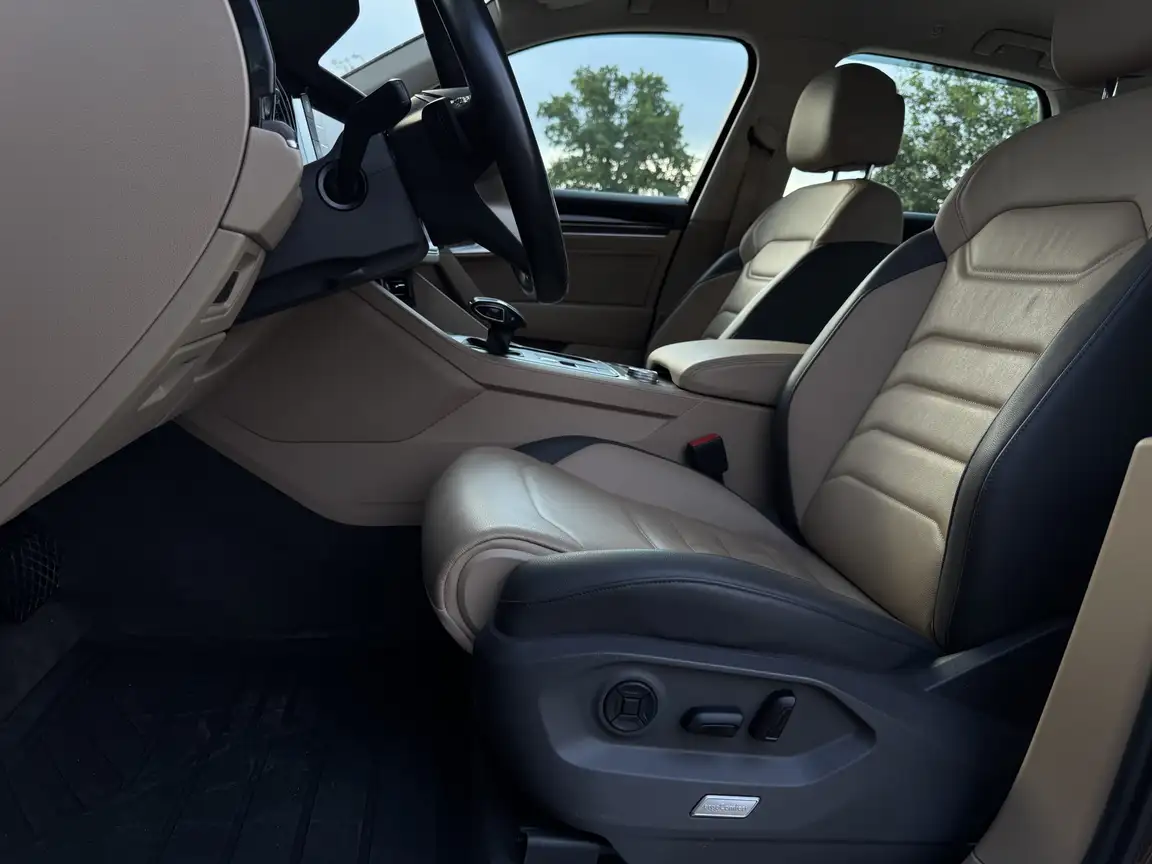 VOLKSWAGEN TOUAREG