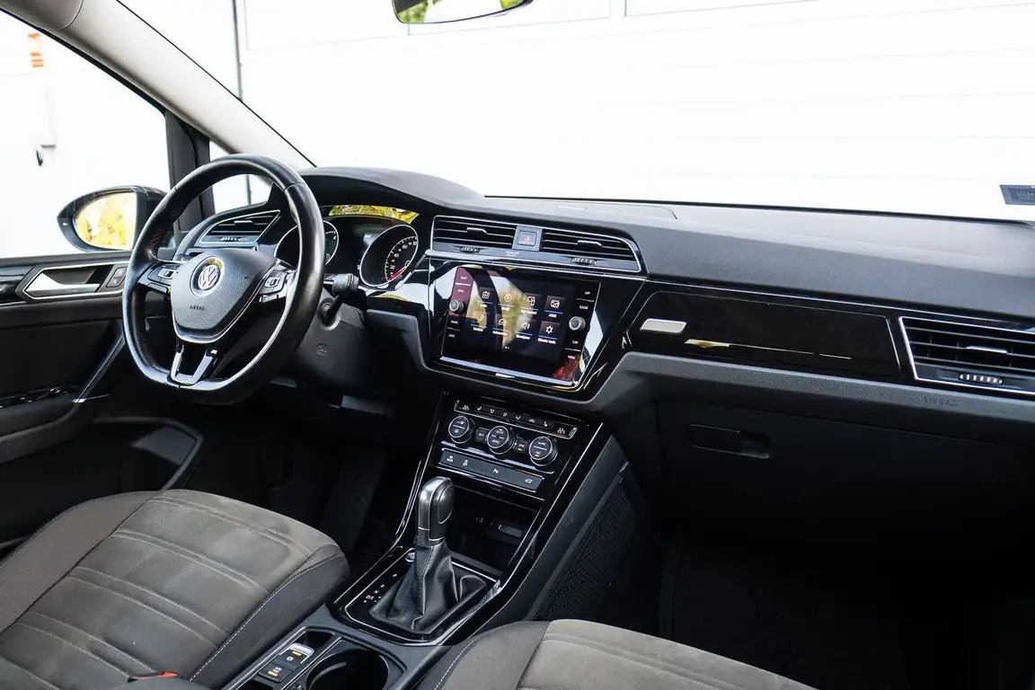 VOLKSWAGEN TOURAN