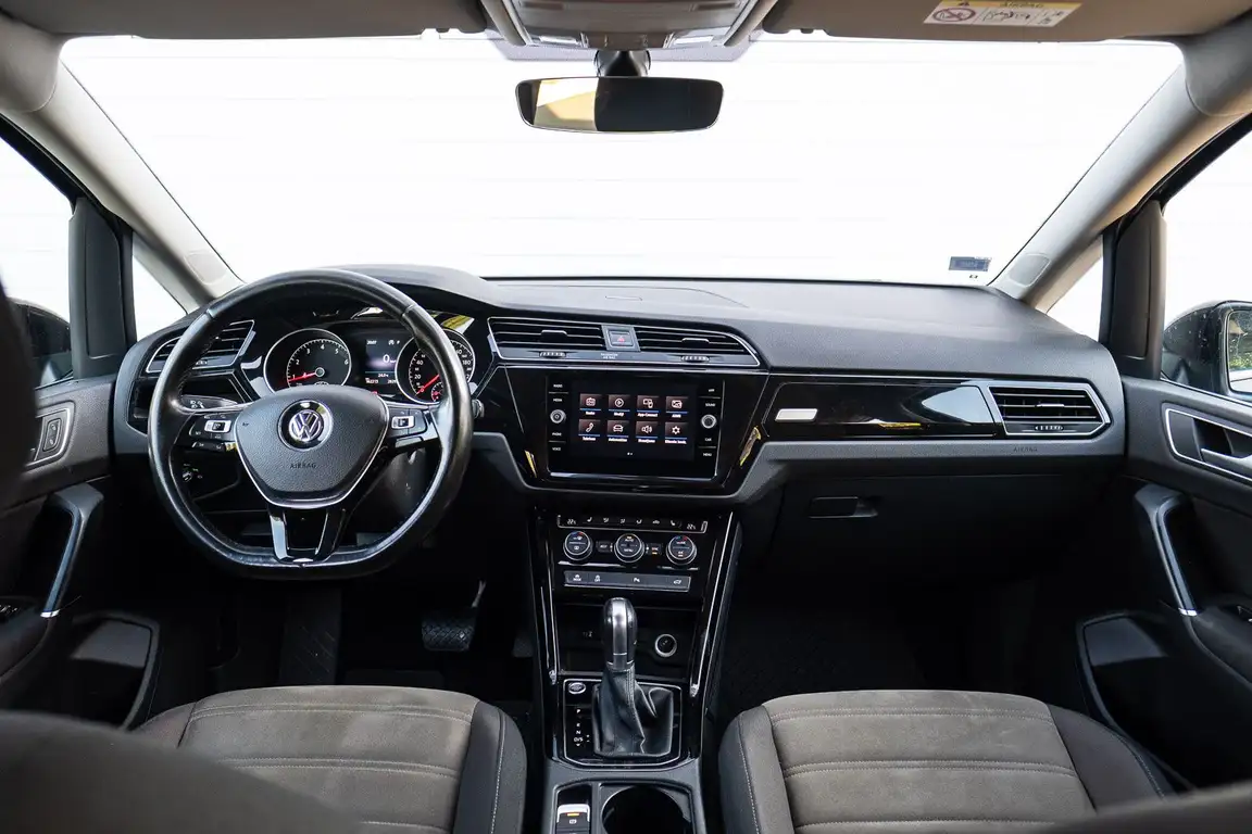 VOLKSWAGEN TOURAN